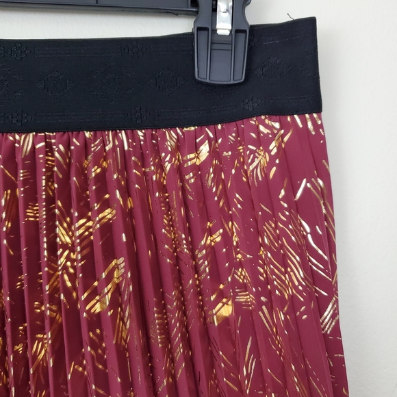 Lularoe Elegant Jill Metallic Pleated Skirt - Picture 4 of 15